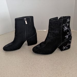 Kenneth Cole sz 9 3in heel closed toe zip up boots